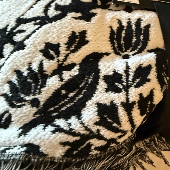 Cynthia Rowley Black and White Jacquard Knit Blanket - Picture 7 of 12